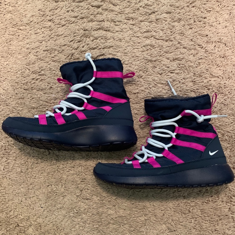 Brand new Nike athletic boots!